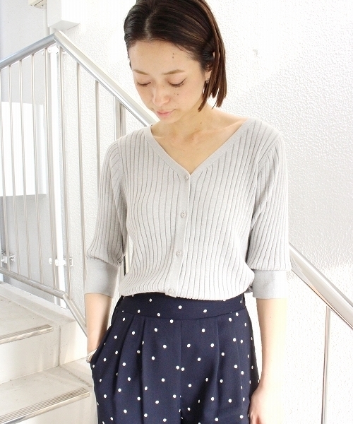 ottilie（オティーリエ）の「リブニットカーディガン（カーディガン/ボレロ・レディース・オフホワイト/ブラック/モカ/グリーン/レッド/グレー・FREE）」の4枚目の写真