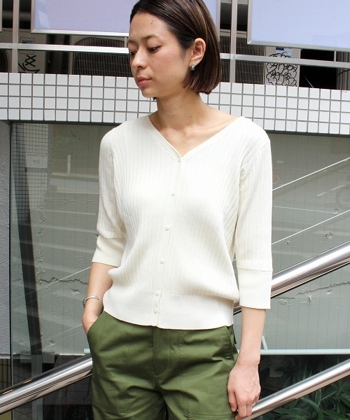 ottilie（オティーリエ）の「リブニットカーディガン（カーディガン/ボレロ・レディース・オフホワイト/ブラック/モカ/グリーン/レッド/グレー・FREE）」の2枚目の写真