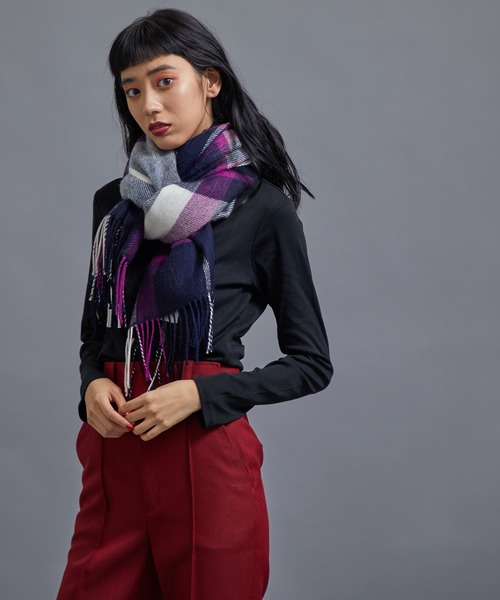 STUDIOUS（ステュディオス）の「【STUDIOUS】ウールチェックソフトストール（ストール/ショール・レディース・ブラック/ネイビー/レッド・FREE）」の3枚目の写真
