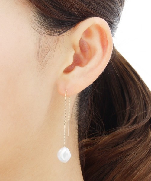 COCOSHNIK(ココシュニック)の「バロックパール チェーンピアス(ピアス(両耳用)・レディース・イエローゴールド・00)」の2枚目の写真