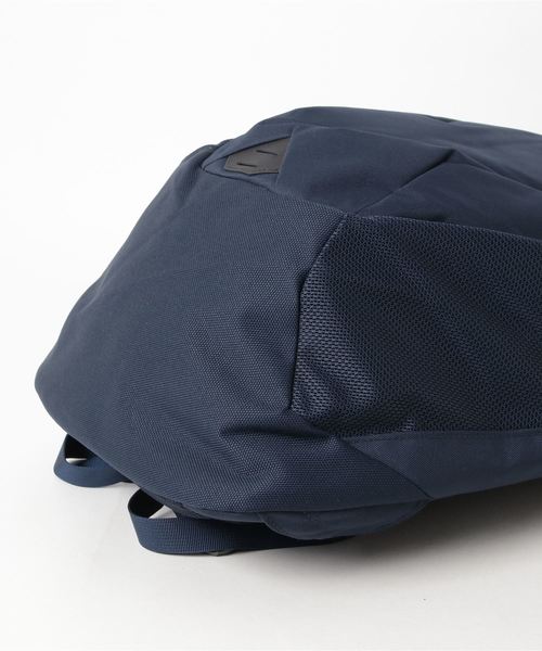 THE NORTH FACE（ザノースフェイス）の「ザ・ノース・フェイス バックパック / ピボター（バックパック/リュック・メンズ・ブラック/ライトグレー/ネイビー・ONE SIZE）」の5枚目の写真