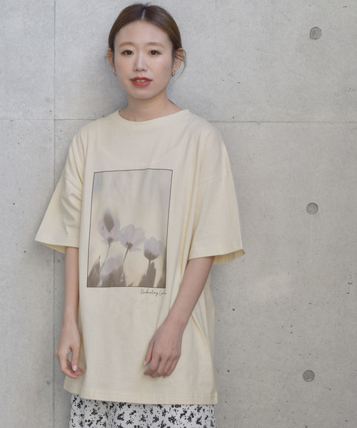 w closet（ダブルクローゼット）の「フラワーフォトプリント入りBigTee（Tシャツ/カットソー・レディース・オフホワイト/ライトグリーン/スモークグレー・FREE）」の3枚目の写真