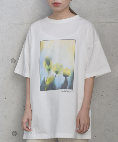 w closet（ダブルクローゼット）の「フラワーフォトプリント入りBigTee（Tシャツ/カットソー・レディース・オフホワイト/ライトグリーン/スモークグレー・FREE）」の2枚目の写真