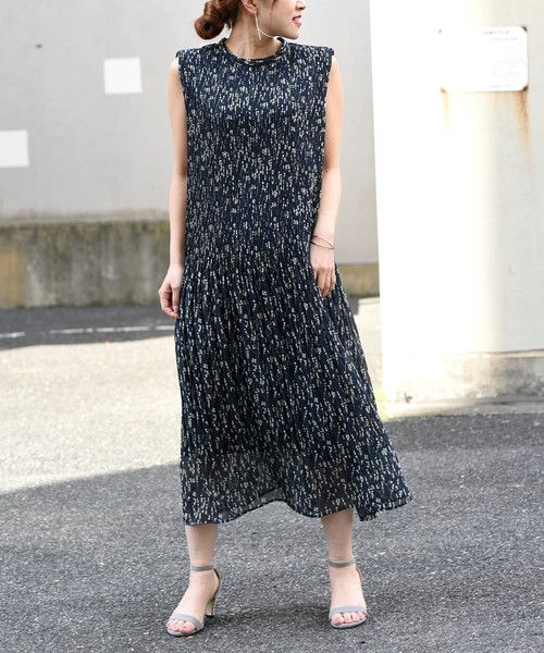 k*(ケイ)の「小花柄細プリーツロング丈ワンピース(ワンピース・レディース・ネイビー/オフホワイト/マスタード・M)」の2枚目の写真