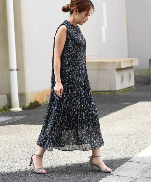 k*(ケイ)の「小花柄細プリーツロング丈ワンピース(ワンピース・レディース・ネイビー/オフホワイト/マスタード・M)」の4枚目の写真