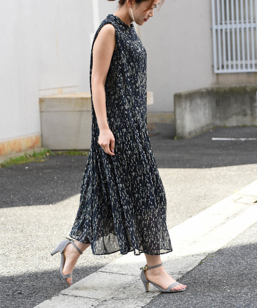 k*(ケイ)の「小花柄細プリーツロング丈ワンピース(ワンピース・レディース・ネイビー/オフホワイト/マスタード・M)」の8枚目の写真