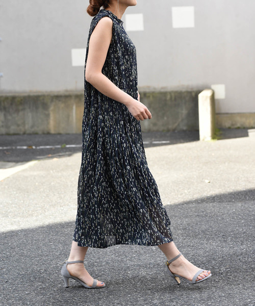 k*(ケイ)の「小花柄細プリーツロング丈ワンピース(ワンピース・レディース・ネイビー/オフホワイト/マスタード・M)」の9枚目の写真