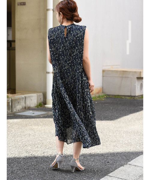 k*(ケイ)の「小花柄細プリーツロング丈ワンピース(ワンピース・レディース・ネイビー/オフホワイト/マスタード・M)」の10枚目の写真