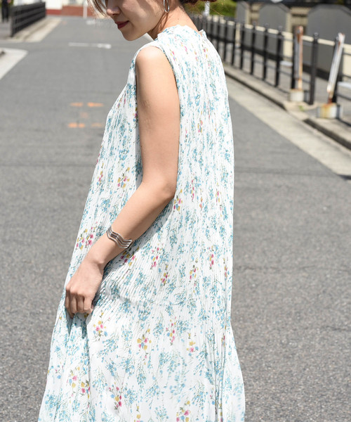 k*(ケイ)の「小花柄細プリーツロング丈ワンピース(ワンピース・レディース・ネイビー/オフホワイト/マスタード・M)」の17枚目の写真