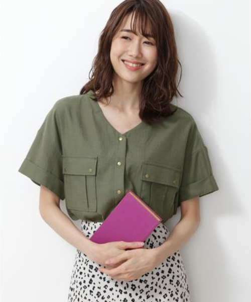 NATURAL BEAUTY BASIC（ナチュラルビューティーベーシック）の「[洗える]Vネックポケットシャツ（シャツ/ブラウス・レディース・ベージュ/カーキ・SMALL/MEDIUM）」の2枚目の写真