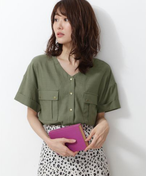 NATURAL BEAUTY BASIC（ナチュラルビューティーベーシック）の「[洗える]Vネックポケットシャツ（シャツ/ブラウス・レディース・ベージュ/カーキ・SMALL/MEDIUM）」の9枚目の写真