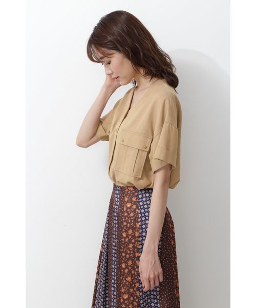 NATURAL BEAUTY BASIC（ナチュラルビューティーベーシック）の「[洗える]Vネックポケットシャツ（シャツ/ブラウス・レディース・ベージュ/カーキ・SMALL/MEDIUM）」の18枚目の写真