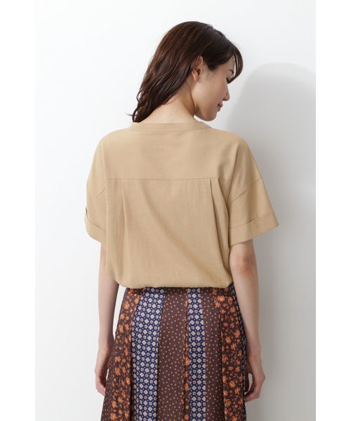 NATURAL BEAUTY BASIC（ナチュラルビューティーベーシック）の「[洗える]Vネックポケットシャツ（シャツ/ブラウス・レディース・ベージュ/カーキ・SMALL/MEDIUM）」の4枚目の写真