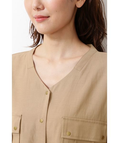 NATURAL BEAUTY BASIC（ナチュラルビューティーベーシック）の「[洗える]Vネックポケットシャツ（シャツ/ブラウス・レディース・ベージュ/カーキ・SMALL/MEDIUM）」の10枚目の写真