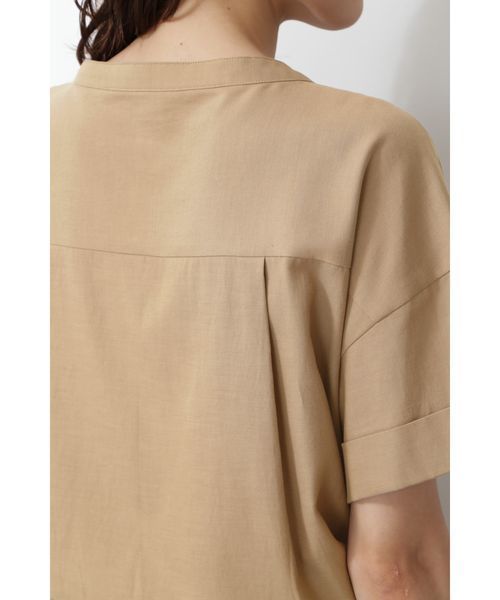 NATURAL BEAUTY BASIC（ナチュラルビューティーベーシック）の「[洗える]Vネックポケットシャツ（シャツ/ブラウス・レディース・ベージュ/カーキ・SMALL/MEDIUM）」の6枚目の写真