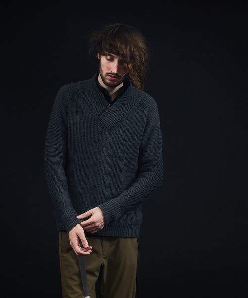 5351 POUR LES HOMMES(ゴーサンゴーイチプールオム)の「カシミヤソロ変形Vネックニット(ニット/セーター・メンズ・ブラック/グレー/ワイン・44/46/48/50)」の2枚目の写真