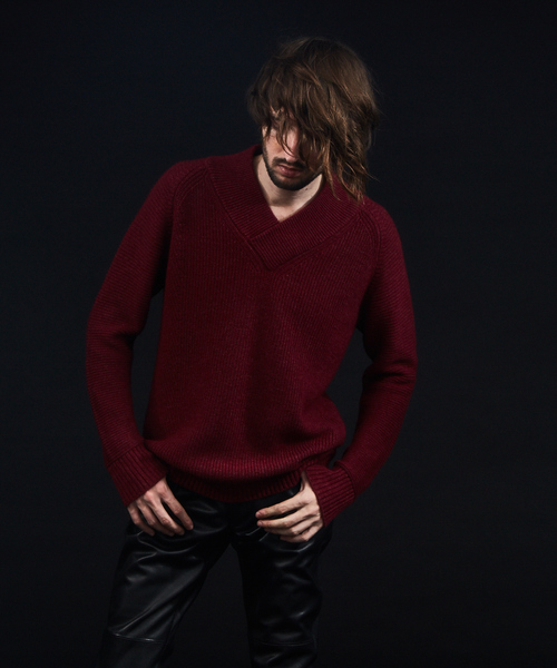 5351 POUR LES HOMMES(ゴーサンゴーイチプールオム)の「カシミヤソロ変形Vネックニット(ニット/セーター・メンズ・ブラック/グレー/ワイン・44/46/48/50)」の3枚目の写真