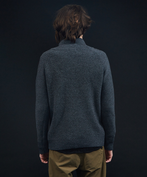 5351 POUR LES HOMMES(ゴーサンゴーイチプールオム)の「カシミヤソロ変形Vネックニット(ニット/セーター・メンズ・ブラック/グレー/ワイン・44/46/48/50)」の11枚目の写真
