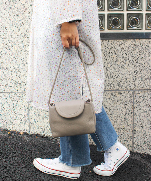 Beau're(ヴュレ)の「BEAURE ヴュレ カウレザー ポシェット(ショルダーバッグ・レディース・ブラック/グレー/レッド/シルバー/パープル/ブルーグレー・FREE)」の3枚目の写真