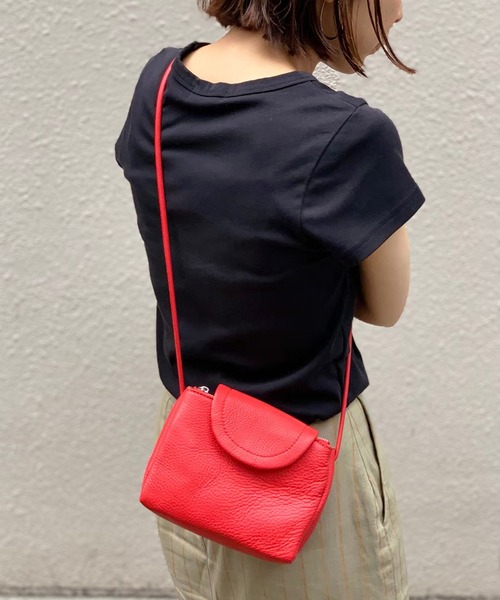 Beau're(ヴュレ)の「BEAURE ヴュレ カウレザー ポシェット(ショルダーバッグ・レディース・ブラック/グレー/レッド/シルバー/パープル/ブルーグレー・FREE)」の5枚目の写真