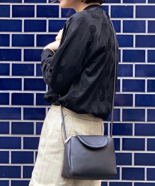 Beau're(ヴュレ)の「BEAURE ヴュレ カウレザー ポシェット(ショルダーバッグ・レディース・ブラック/グレー/レッド/シルバー/パープル/ブルーグレー・FREE)」の11枚目の写真