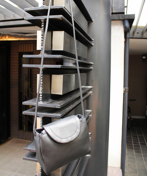 Beau're(ヴュレ)の「BEAURE ヴュレ カウレザー ポシェット(ショルダーバッグ・レディース・ブラック/グレー/レッド/シルバー/パープル/ブルーグレー・FREE)」の12枚目の写真