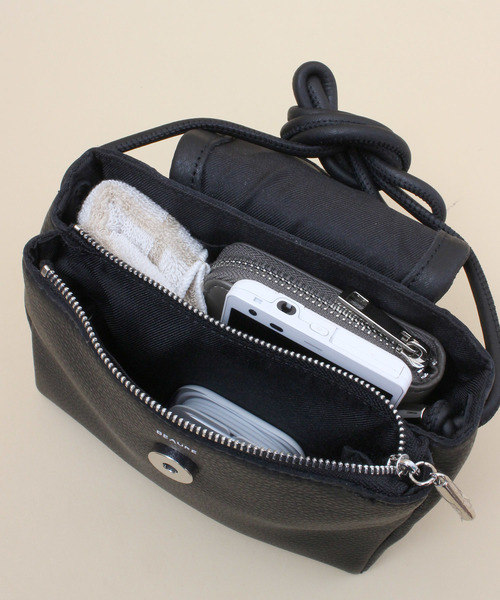 Beau're(ヴュレ)の「BEAURE ヴュレ カウレザー ポシェット(ショルダーバッグ・レディース・ブラック/グレー/レッド/シルバー/パープル/ブルーグレー・FREE)」の13枚目の写真