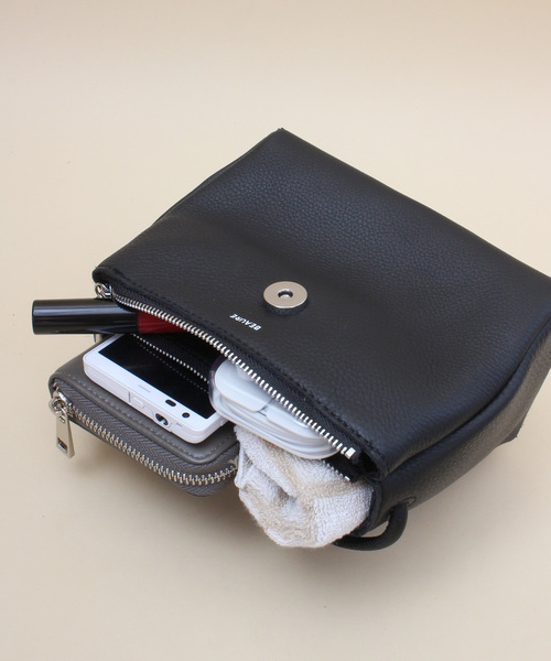 Beau're(ヴュレ)の「BEAURE ヴュレ カウレザー ポシェット(ショルダーバッグ・レディース・ブラック/グレー/レッド/シルバー/パープル/ブルーグレー・FREE)」の14枚目の写真