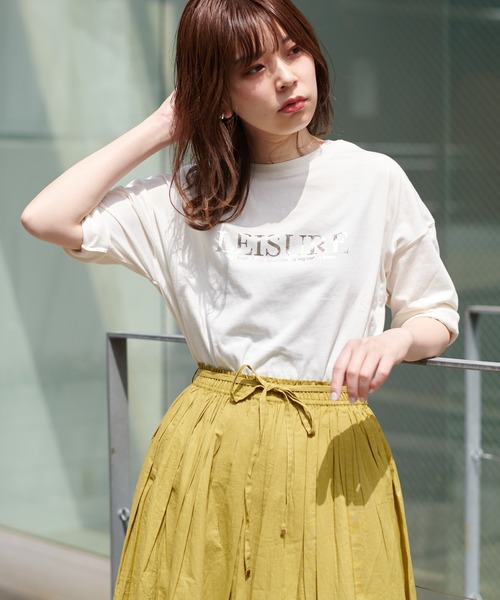 natural couture(ナチュラルクチュール)の「大人ロゴ6分袖T(Tシャツ/カットソー・レディース・オフホワイト/カーキ/サックスブルー/スミクロ・FREE)」の1枚目の写真