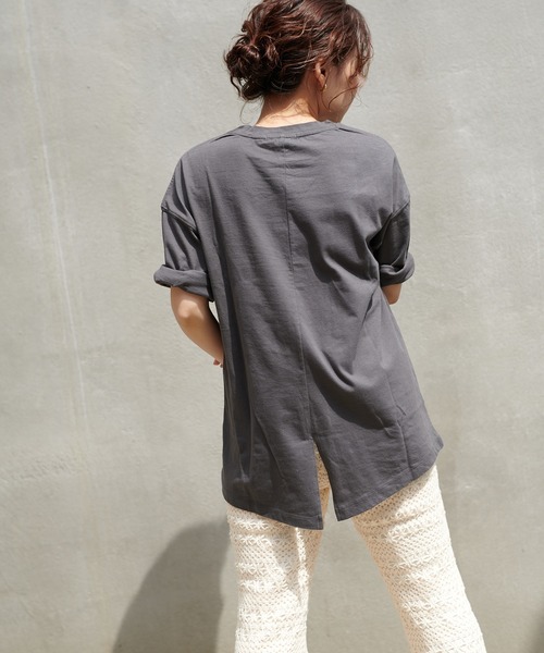 natural couture(ナチュラルクチュール)の「大人ロゴ6分袖T(Tシャツ/カットソー・レディース・オフホワイト/カーキ/サックスブルー/スミクロ・FREE)」の12枚目の写真