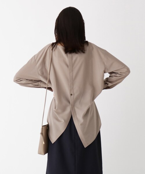 OPAQUE.CLIP（オペークドットクリップ）の「◆リネンライクシアー バックボタンブラウス【WEB限定サイズ】（シャツ/ブラウス・レディース・ブラック/ダークオレンジ/オフホワイト/サンドベージュ/オリーブ・40/42/34/36/38）」の3枚目の写真