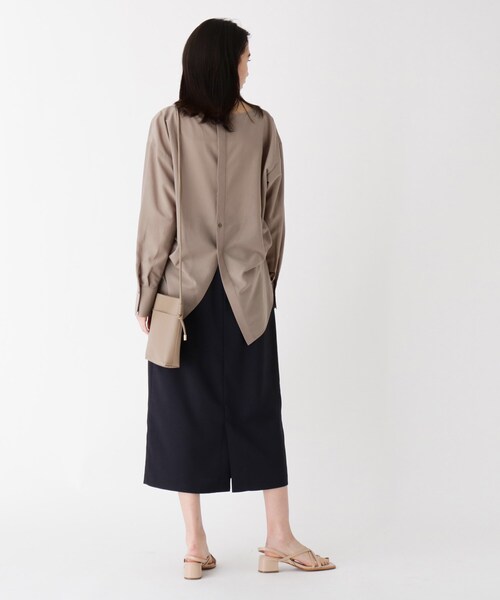 OPAQUE.CLIP（オペークドットクリップ）の「◆リネンライクシアー バックボタンブラウス【WEB限定サイズ】（シャツ/ブラウス・レディース・ブラック/ダークオレンジ/オフホワイト/サンドベージュ/オリーブ・40/42/34/36/38）」の13枚目の写真