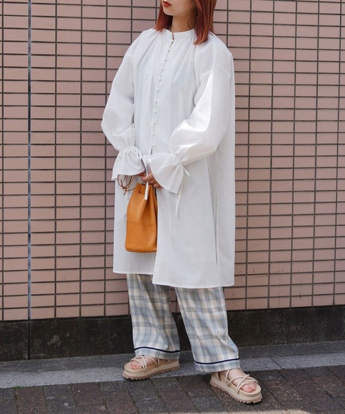 179/WG（イチナナキュウダブルジー）の「キャンディスリーブチュニックシャツ（シャツワンピース・レディース・ブラック/カーキ/オフホワイト・MEDIUM）」の2枚目の写真