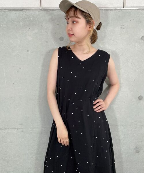8/8まで メタモルフォーゼ　プードル柄　ワンピース 黒 ドット 刺繍 セール】両前ドット刺繍ワンピース（ワンピース）｜fredy repit