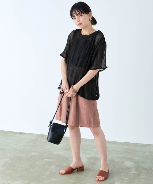 mikke(ミッケ)の「シアーランダムプリーツ 半袖ブラウス(シャツ/ブラウス・レディース・ブラック/ブラウン/オリーブ/アイボリー・FREE)」の5枚目の写真