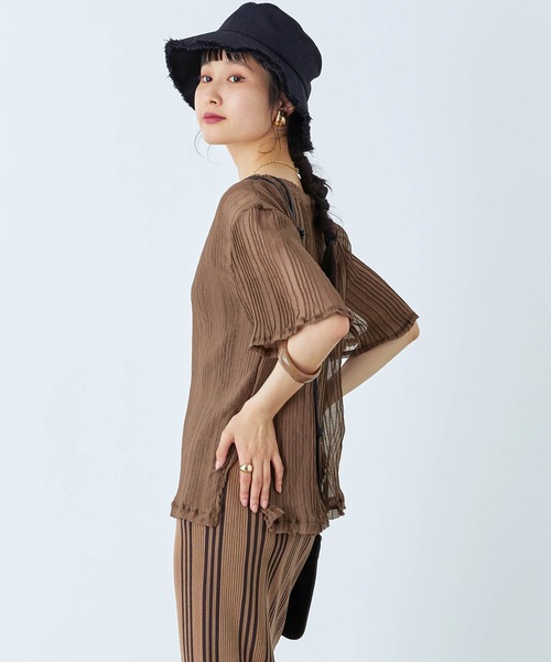 mikke(ミッケ)の「シアーランダムプリーツ 半袖ブラウス(シャツ/ブラウス・レディース・ブラック/ブラウン/オリーブ/アイボリー・FREE)」の18枚目の写真