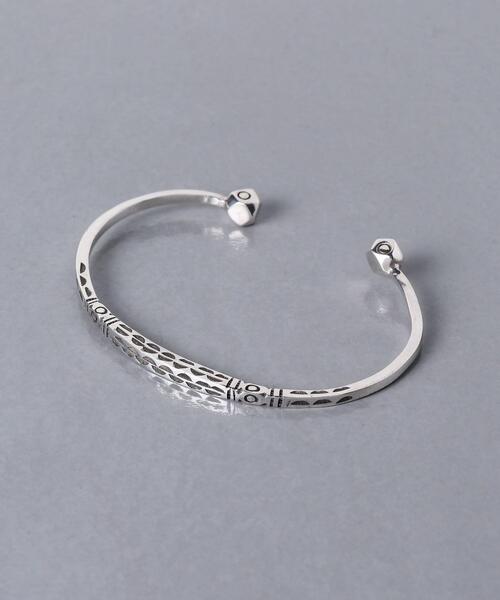 UNITED ARROWS(ユナイテッドアローズ)の「<Adawat'n Tuareg(アダワット トゥアレグ)>ISMAWM バングル(バングル/リストバンド・レディース・シルバー・FREE)」の1枚目の写真