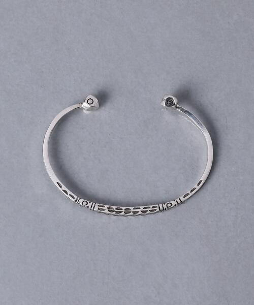 UNITED ARROWS(ユナイテッドアローズ)の「<Adawat'n Tuareg(アダワット トゥアレグ)>ISMAWM バングル(バングル/リストバンド・レディース・シルバー・FREE)」の2枚目の写真