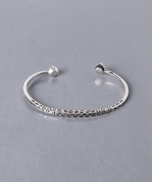 UNITED ARROWS(ユナイテッドアローズ)の「<Adawat'n Tuareg(アダワット トゥアレグ)>ISMAWM バングル(バングル/リストバンド・レディース・シルバー・FREE)」の3枚目の写真