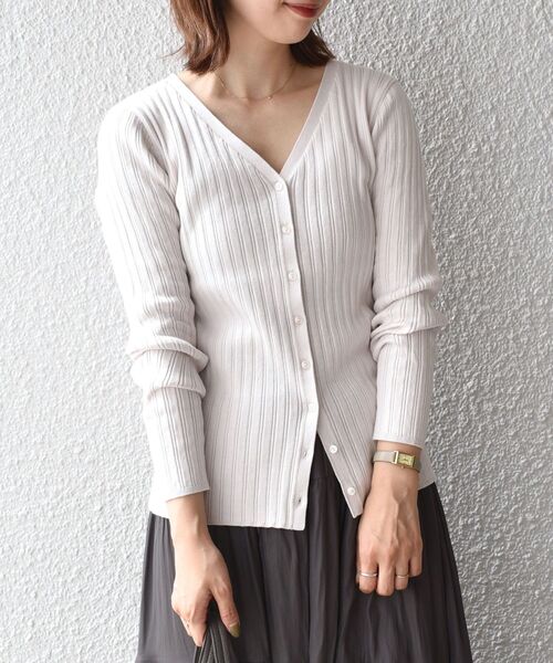 SHIPS(シップス)の「〈手洗い可能〉スイスオーガニックカーディガントップス◇(カーディガン/ボレロ・レディース・ライトブルー/ブラック/ブラウン/オフホワイト/ダークグレー・ONE SIZE)」の2枚目の写真