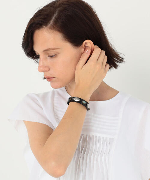 ISABEL MARANT(イザベルマラン)の「ISABEL MARANT HAMMERED ブレスレット(ブレスレット・レディース・ブラック/カーキ・FREE)」の3枚目の写真