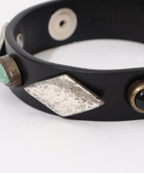 ISABEL MARANT(イザベルマラン)の「ISABEL MARANT HAMMERED ブレスレット(ブレスレット・レディース・ブラック/カーキ・FREE)」の6枚目の写真