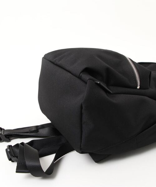 Y'SACCS（イザック）の「【CORDURA EcoMade Canvas】ベーシックデイパック（バックパック/リュック・レディース・パープル/カーキ/ブラック/ベージュ/ネイビー・FREE）」の14枚目の写真