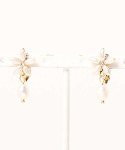 flower（フラワー）の「ドロップペタルイヤリング（イヤリング・レディース・ゴールド・FREE）」の4枚目の写真