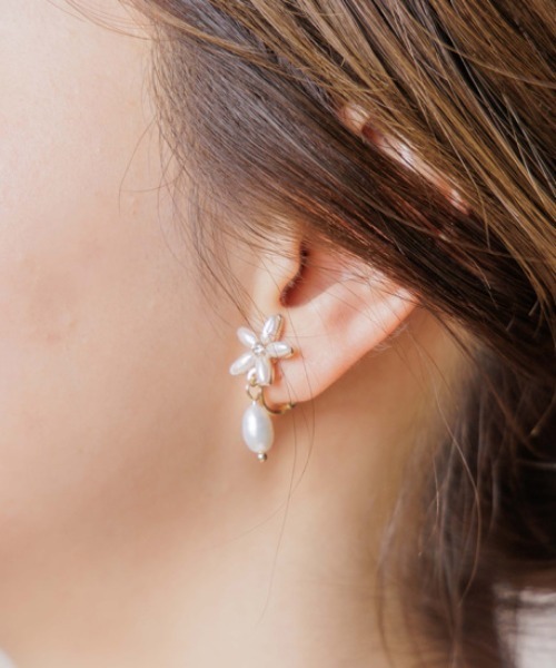 flower（フラワー）の「ドロップペタルイヤリング（イヤリング・レディース・ゴールド・FREE）」の2枚目の写真