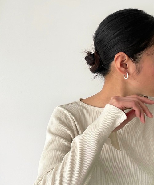 PT（ピーティ）の「Pt(ピーティー) newボリュームミニフープピアス（ピアス（両耳用）・レディース・シルバー/ゴールド・ONE SIZE）」の2枚目の写真