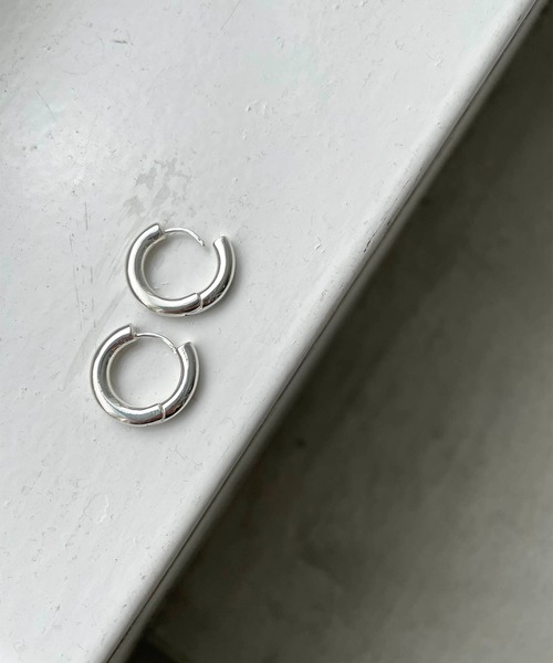 PT（ピーティ）の「Pt(ピーティー) newボリュームミニフープピアス（ピアス（両耳用）・レディース・シルバー/ゴールド・ONE SIZE）」の4枚目の写真