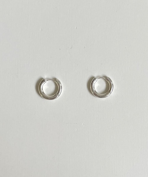 PT（ピーティ）の「Pt(ピーティー) newボリュームミニフープピアス（ピアス（両耳用）・レディース・シルバー/ゴールド・ONE SIZE）」の6枚目の写真