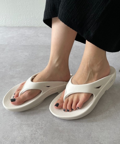 CIAOPANIC（チャオパニック）の「【OOFOS/ウーフォス】OOriginal/ウーオリジナルサンダル（サンダル・レディース・ブラック/パープル/アイボリー・24/25）」の2枚目の写真