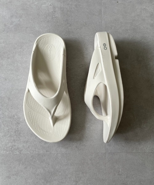 CIAOPANIC（チャオパニック）の「【OOFOS/ウーフォス】OOriginal/ウーオリジナルサンダル（サンダル・レディース・ブラック/パープル/アイボリー・24/25）」の10枚目の写真